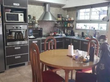 Casa en venta - 3 Dormitorios 2 Baños - Cochera - 406Mts2 - Ramos Mejía