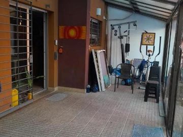 Casa en venta - 3 Dormitorios 2 Baños - Cochera - 406Mts2 - Ramos Mejía