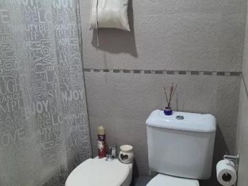 Casa en venta - 3 Dormitorios 2 Baños - Cochera - 406Mts2 - Ramos Mejía