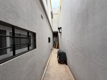 Casa cuatro ambientes con jardin y pileta a la venta en Crucecita Avellaneda