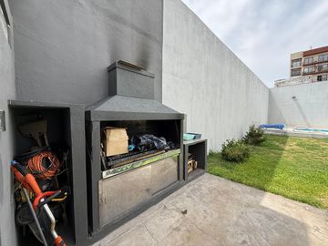 Casa cuatro ambientes con jardin y pileta a la venta en Crucecita Avellaneda