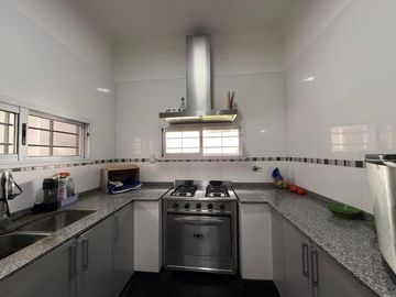 Casa cuatro ambientes con jardin y pileta a la venta en Crucecita Avellaneda