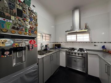 Casa cuatro ambientes con jardin y pileta a la venta en Crucecita Avellaneda