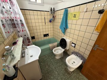 Casa cuatro ambientes con jardin y pileta a la venta en Crucecita Avellaneda