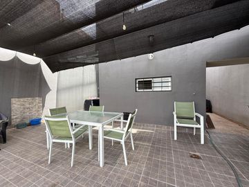 Casa cuatro ambientes con jardin y pileta a la venta en Crucecita Avellaneda