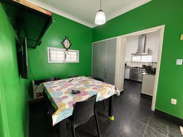 Casa cuatro ambientes con jardin y pileta a la venta en Crucecita Avellaneda