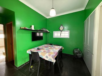 Casa cuatro ambientes con jardin y pileta a la venta en Crucecita Avellaneda