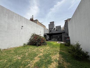 Casa cuatro ambientes con jardin y pileta a la venta en Crucecita Avellaneda
