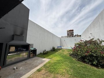 Casa cuatro ambientes con jardin y pileta a la venta en Crucecita Avellaneda