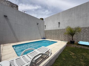 Casa cuatro ambientes con jardin y pileta a la venta en Crucecita Avellaneda