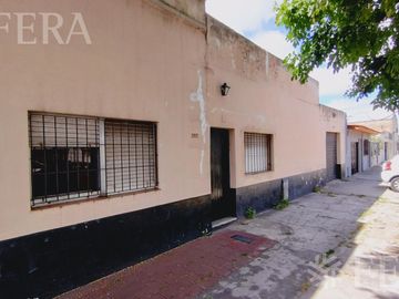 Venta casa 3 ambientes con cochera en Sarandi