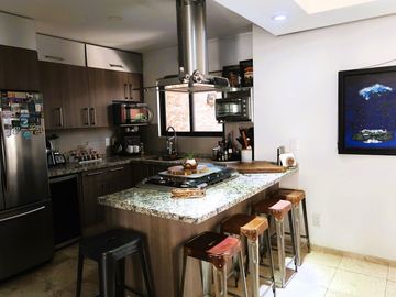 Casa en condominio dentro de una privada con iluminación