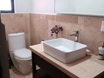 Casa en condominio dentro de una privada con iluminación