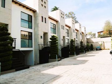 Casa en condominio dentro de una privada con iluminación