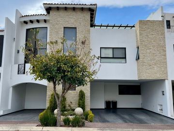 RESIDENCIA EN VENTA TIPO TOSCANO FRENTE A SONATA EN LOMAS DE ANGELÓPOLIS