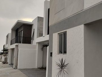 Casa en Fraccionamiento Lomas de la Rioja, Veracruz