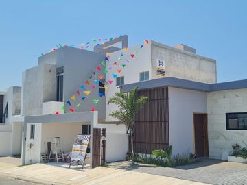 Casa en Fraccionamiento Lomas de la Rioja, Veracruz