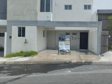 Casa en Fraccionamiento Lomas de la Rioja, Veracruz