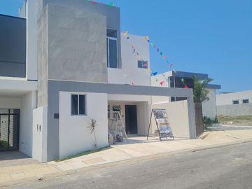 Casa en Fraccionamiento Lomas de la Rioja, Veracruz