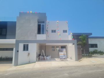 Casa en Fraccionamiento Lomas de la Rioja, Veracruz
