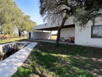 VENTA CASA EN VALLE DEL GOLF 3 DORMITORIOS Y PILETA A ESTRENAR