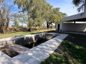 VENTA CASA EN VALLE DEL GOLF 3 DORMITORIOS Y PILETA A ESTRENAR