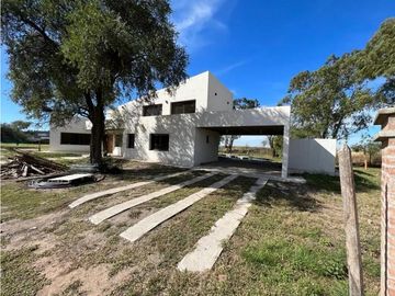 VENTA CASA EN VALLE DEL GOLF 3 DORMITORIOS Y PILETA A ESTRENAR
