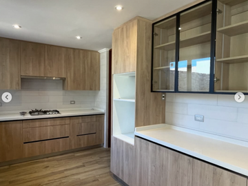 Se vende Preciosa casa en Condominio, sector oriente Talca