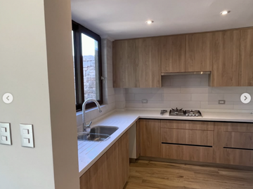Se vende Preciosa casa en Condominio, sector oriente Talca