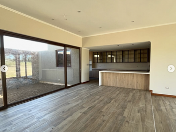 Se vende Preciosa casa en Condominio, sector oriente Talca