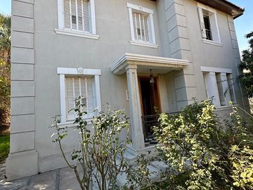 Casa en frente a casa de gobierno