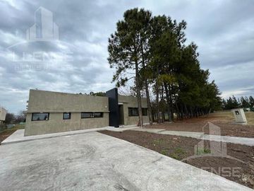 Casa 4 ambientes a estrenar con pileta en venta - Greenville Polo