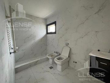 Casa 4 ambientes a estrenar con pileta en venta - Greenville Polo