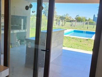 Casa en venta - 3 Dormitorios 1 Baño - 1118Mts2 - Florencio Varela