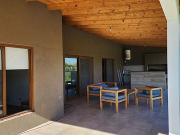 Casa en venta - 3 Dormitorios 1 Baño - 1118Mts2 - Florencio Varela