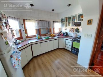 Casa de 6 ambientes en venta - Barrio Parque Bernal