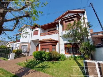 Casa de 6 ambientes en venta - Barrio Parque Bernal