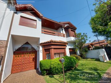 Casa de 6 ambientes en venta - Barrio Parque Bernal