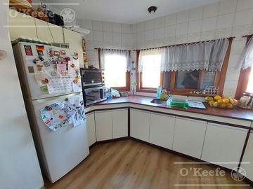 Casa de 6 ambientes en venta - Barrio Parque Bernal