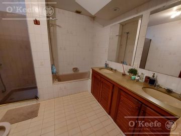 Casa de 6 ambientes en venta - Barrio Parque Bernal