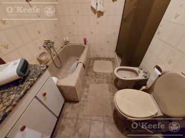 Casa de 6 ambientes en venta - Barrio Parque Bernal