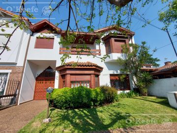 Casa de 6 ambientes en venta - Barrio Parque Bernal