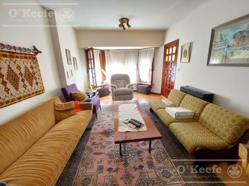 Casa de 6 ambientes en venta - Barrio Parque Bernal