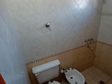 Venta Casa    Depto - 5 Dormitorios - B° Inaudi