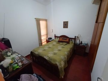 Venta Casa    Depto - 5 Dormitorios - B° Inaudi