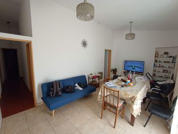 Venta Casa    Depto - 5 Dormitorios - B° Inaudi