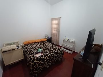Venta Casa    Depto - 5 Dormitorios - B° Inaudi