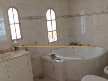 CASA-CHALET de 5 Ambientes *178m2 Cubiertos* Terreno 1.890m2