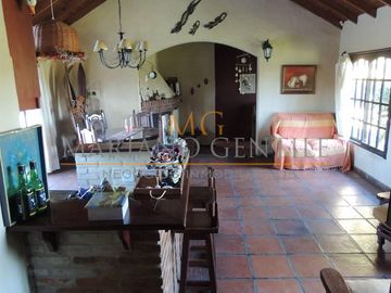 CASA-CHALET de 5 Ambientes *178m2 Cubiertos* Terreno 1.890m2