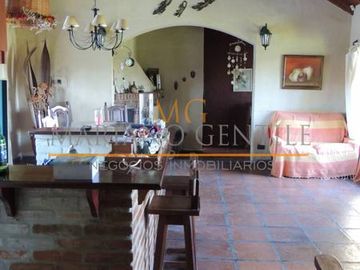 CASA-CHALET de 5 Ambientes *178m2 Cubiertos* Terreno 1.890m2